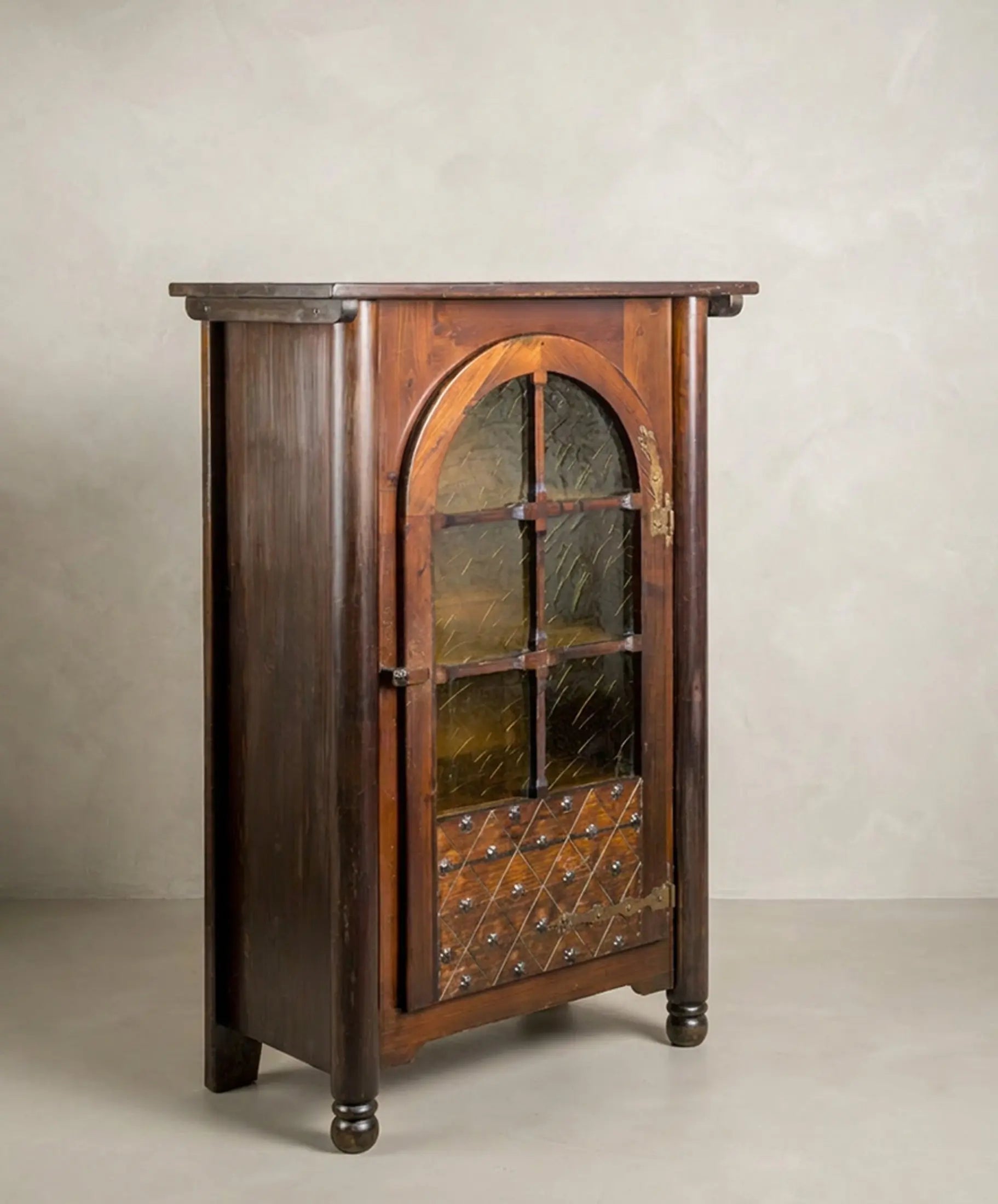 Alacena vitrina pino macizo vista lateral izquierda tachuelas pasamano rombos — Antique Arte y Decoración
