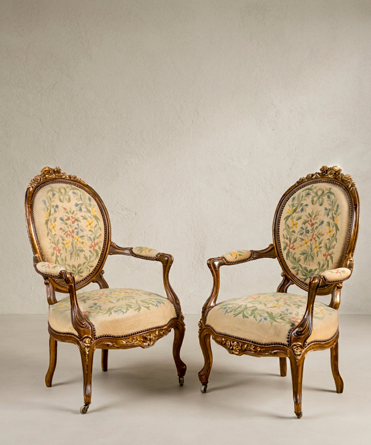 Pareja de Sillones Antiguos Tallados con Petit Point Original | Napoleón III