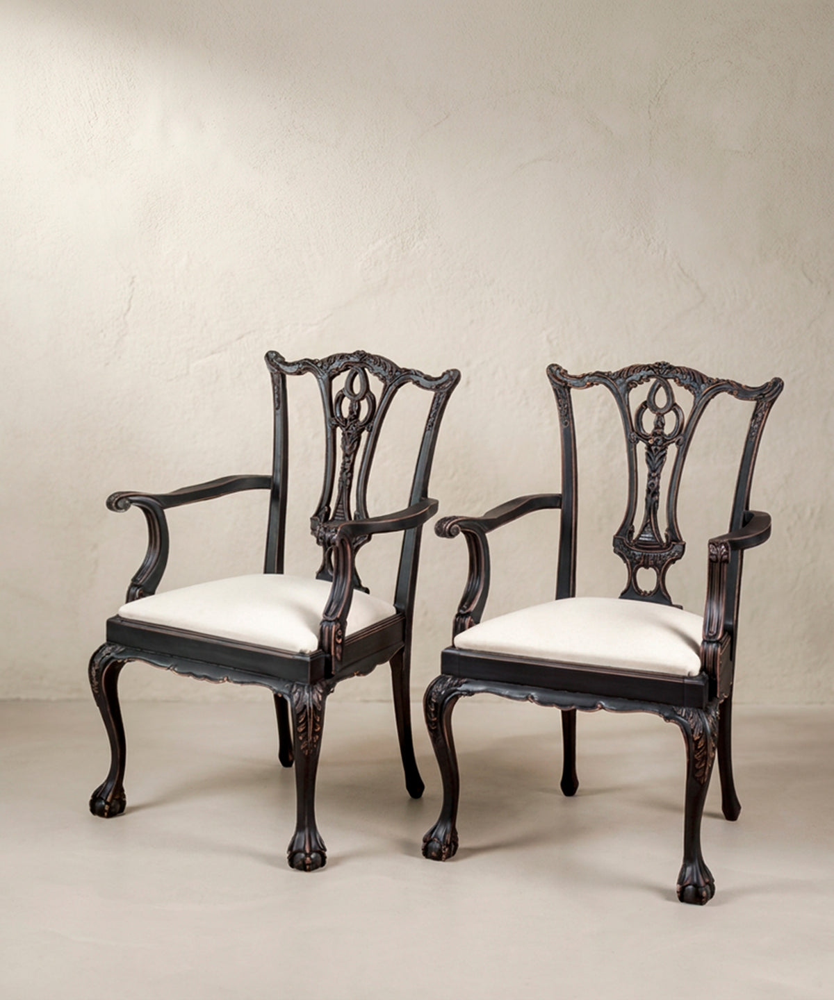 Pareja de sillones Chippendale vista lateral patas cabriolé y acanto — Antique Arte y Decoración