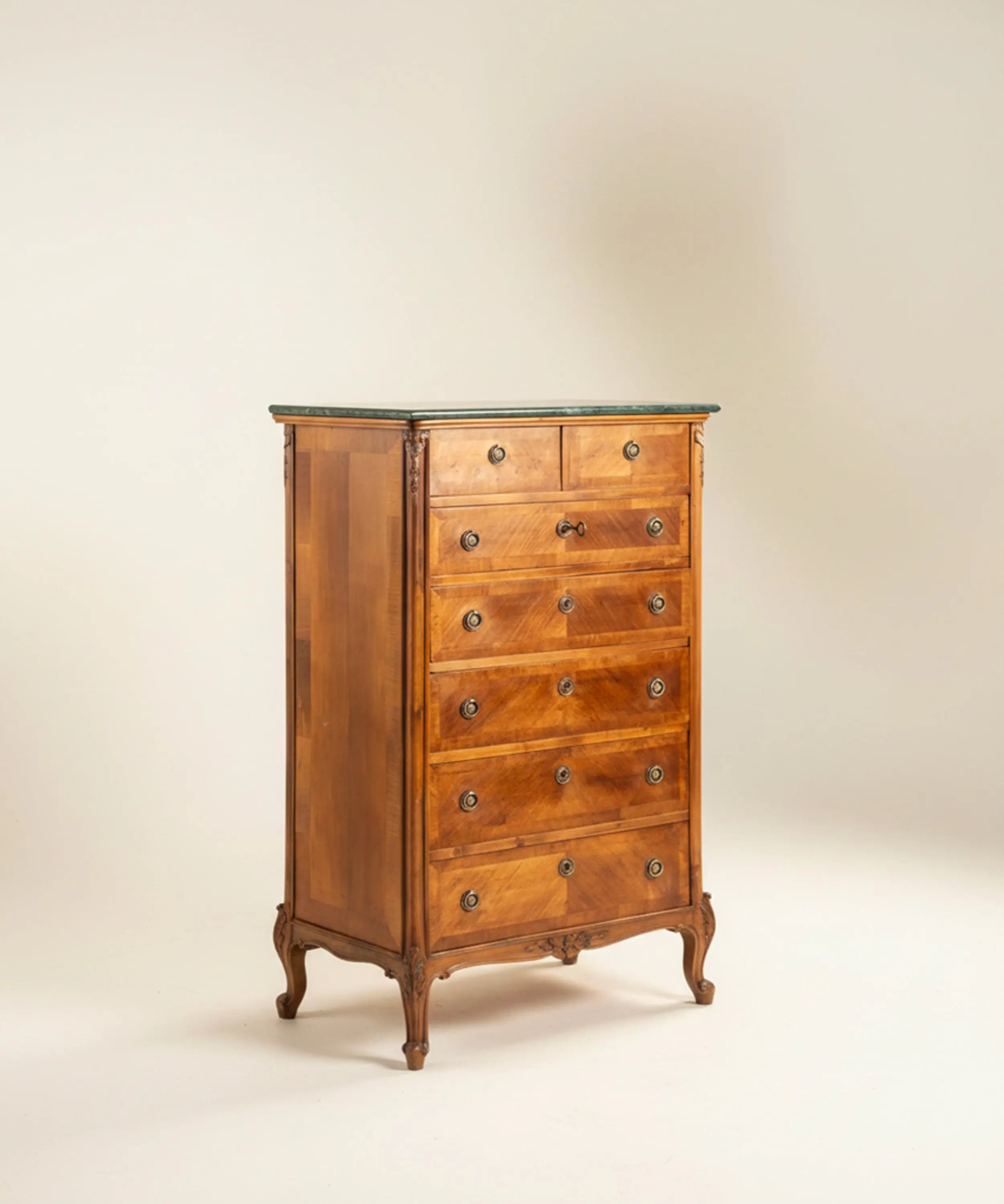 Sinfonier semanario antiguo de madera con cajones de marquetería geométrica y tapa de mármol.