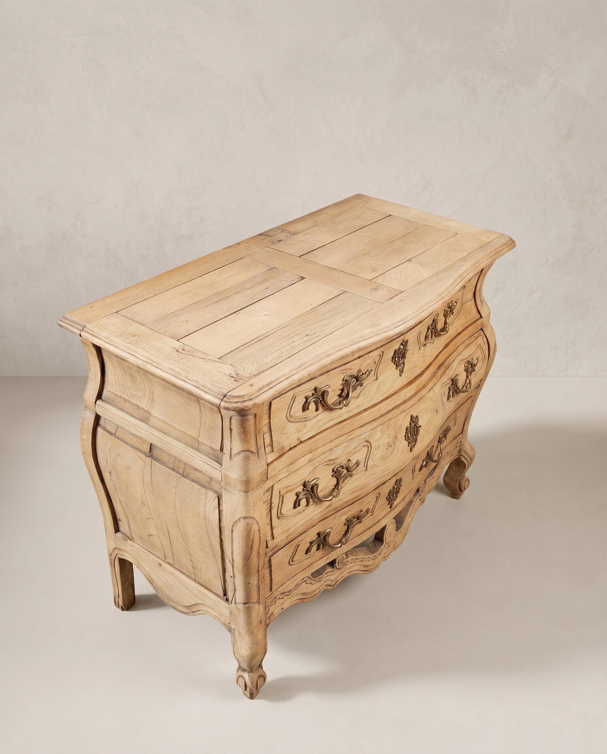 Vista superior cómoda bombé antigua de roble lavado con tapa de bastidor — Antique Arte y Decoración