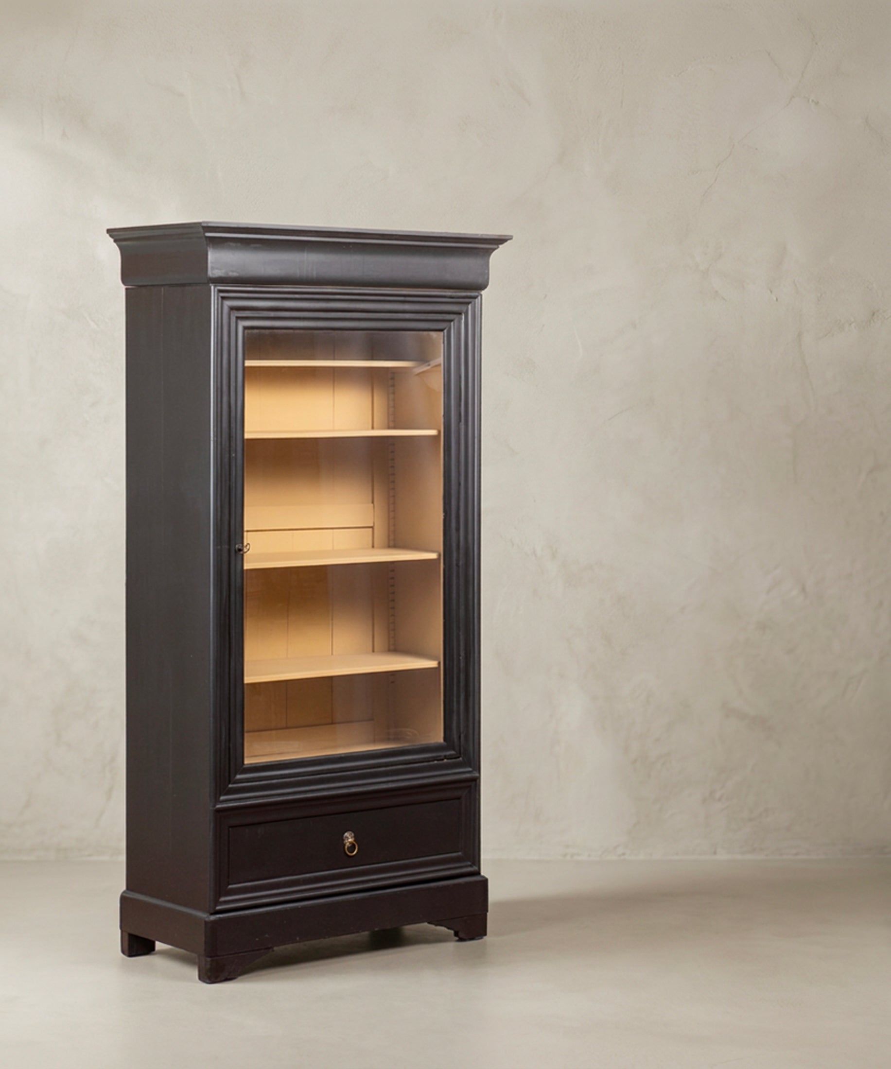 Vitrina Inglesa Antigua en Negro y Crema | Puerta de Cristal