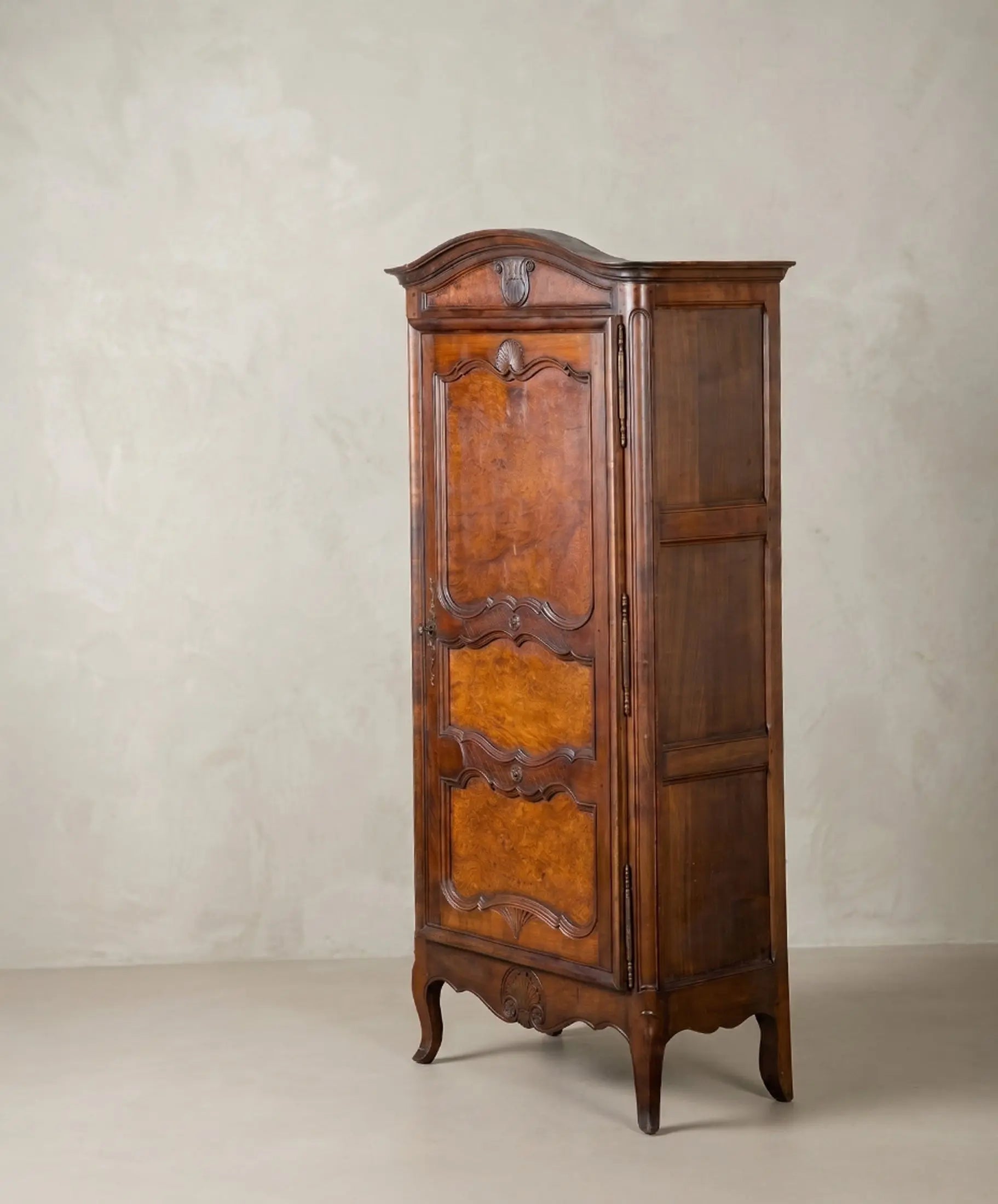 Armario antiguo estilo Luis XV una puerta nogal y raíz vista lateral izquierda — Antique Arte y Decoración