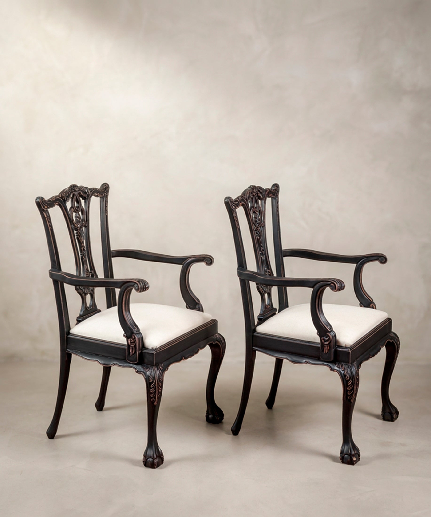 Sillones Chippendale negro decapado vista lateral brazos en voluta — Antique Arte y Decoración