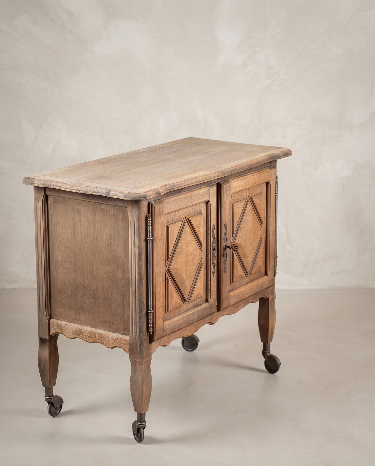 Mueble auxiliar de roble lavado vista lateral con costado de panel y montantes acanalados — Antique Arte y Decoración