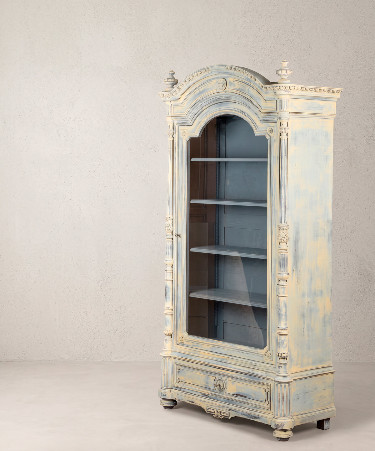 Vitrina antigua azul y beige vista lateral derecha con costado pintado a mano decapé — Antique Arte y Decoración