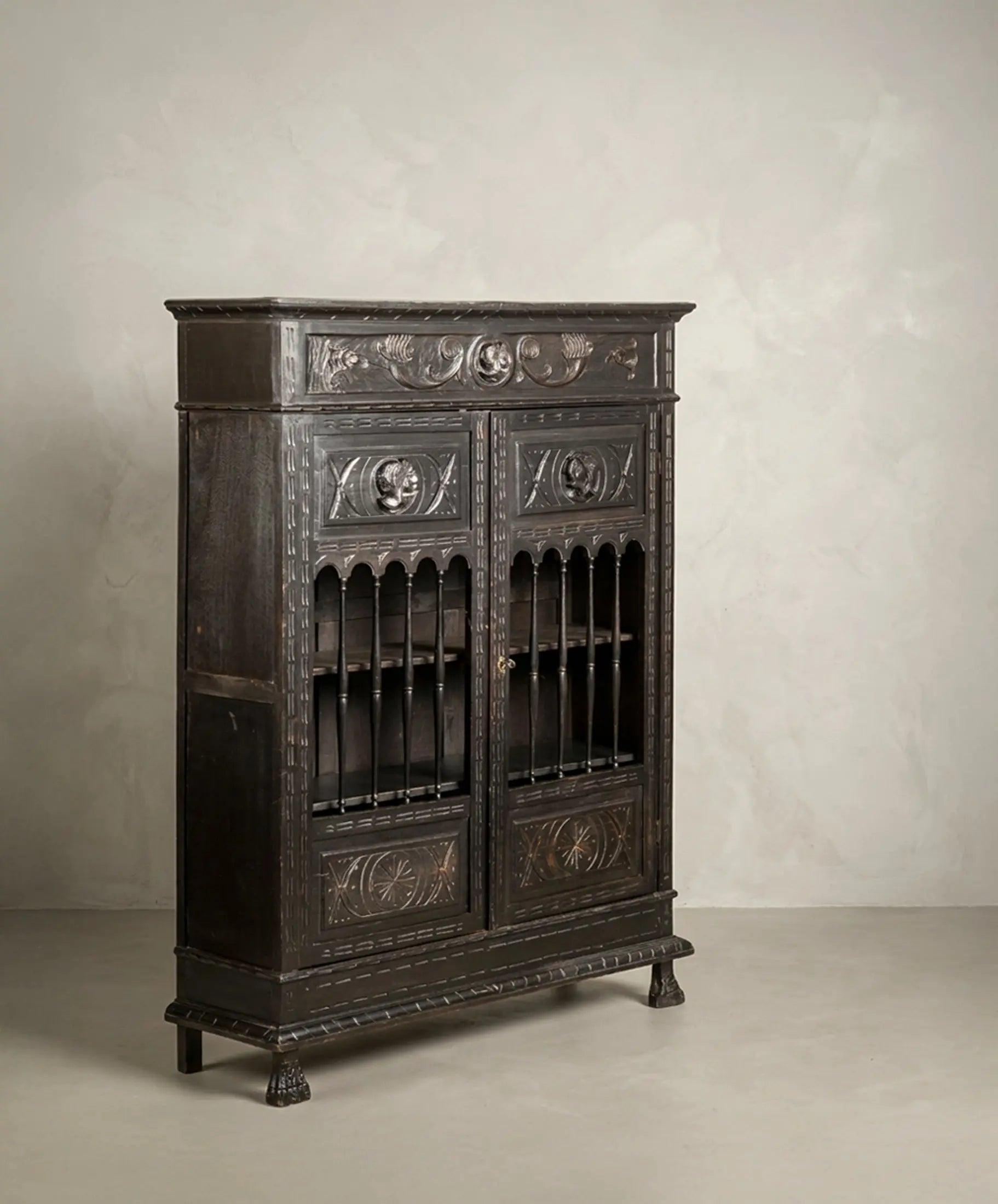 Librería ebonizada estilo Renacimiento vista en tres cuartos con detalle de balaustres torneados — Antique Arte y Decoración