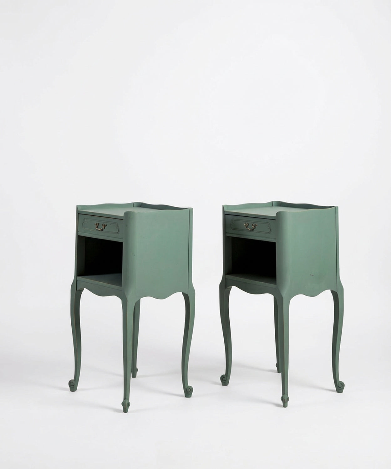 Pareja de mesitas auxiliares altas y estrechas color verde vista lateral