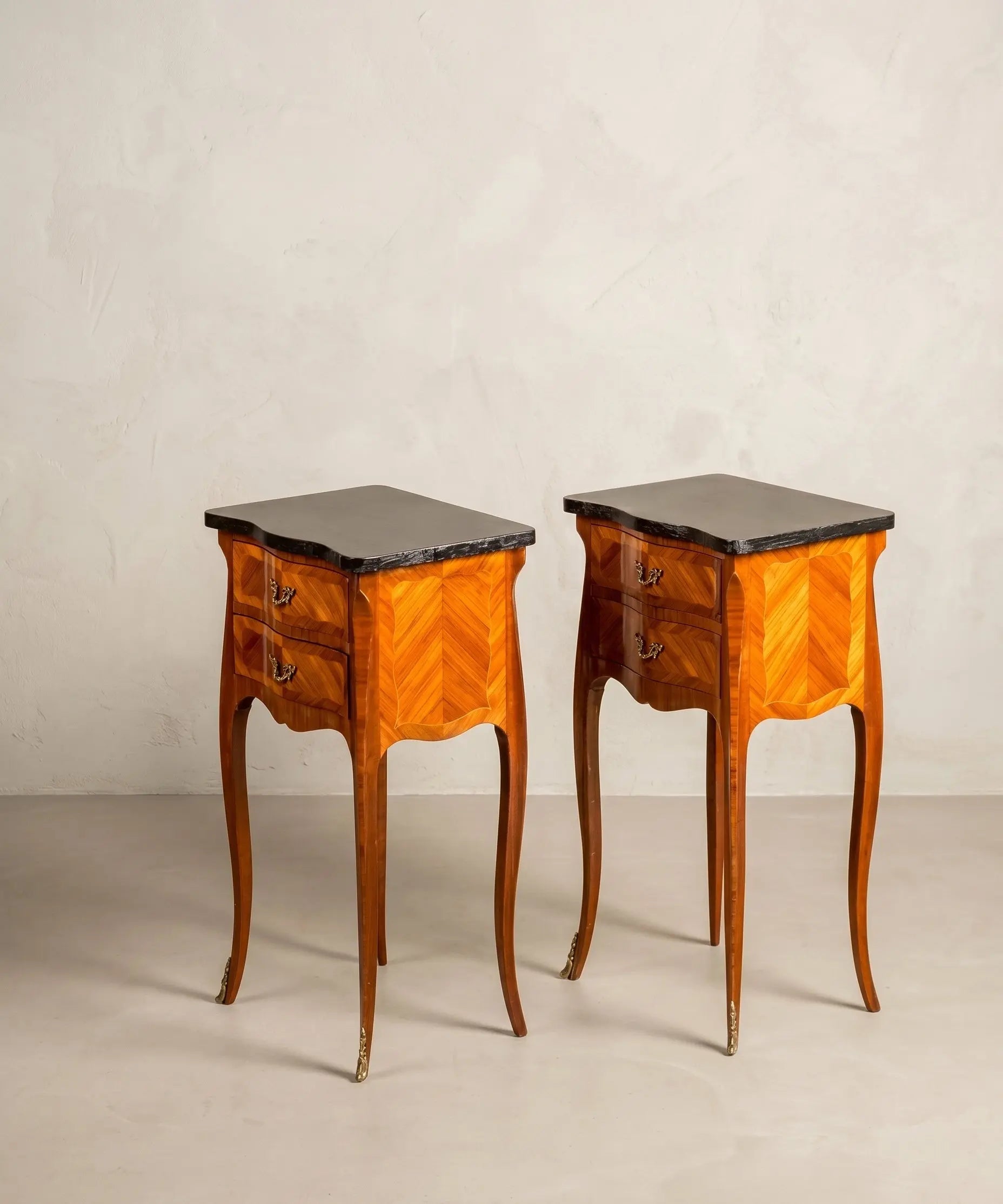 Pareja de mesitas de noche con marquetería floral y tapa negra (Estilo Luis XV)