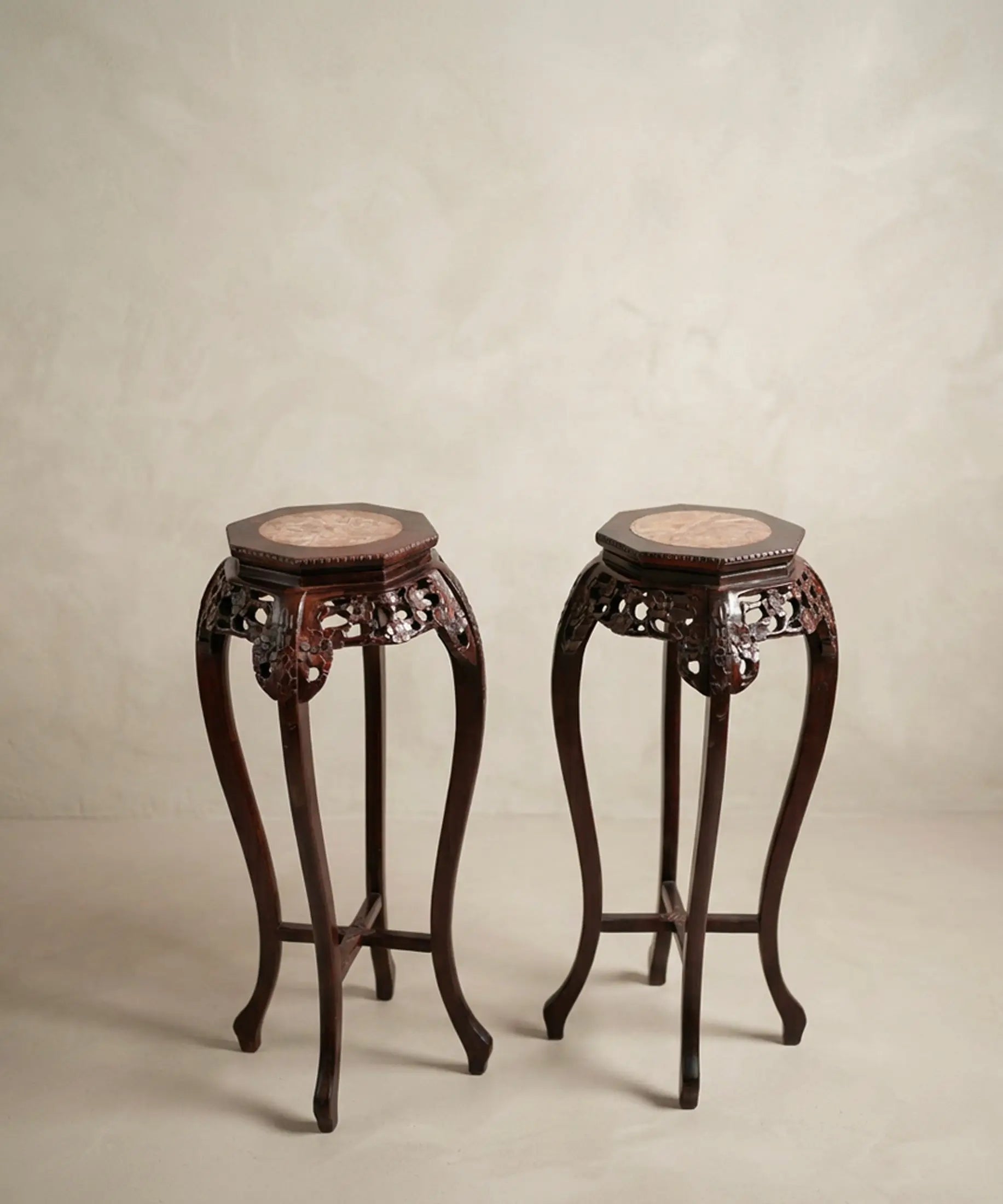 Pedestal Chino de Madera Tallada con Mármol Rosa | Vintage