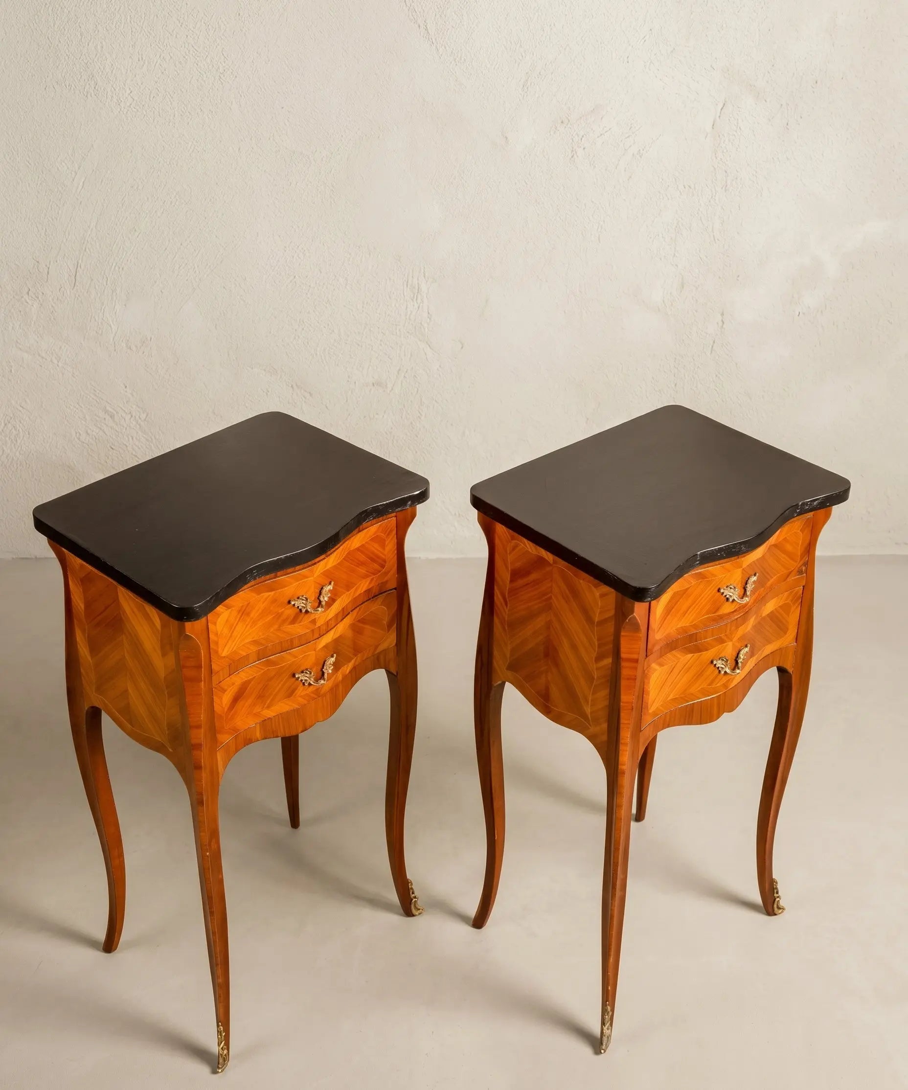 Pareja de mesitas de noche con marquetería floral y tapa negra (Estilo Luis XV)