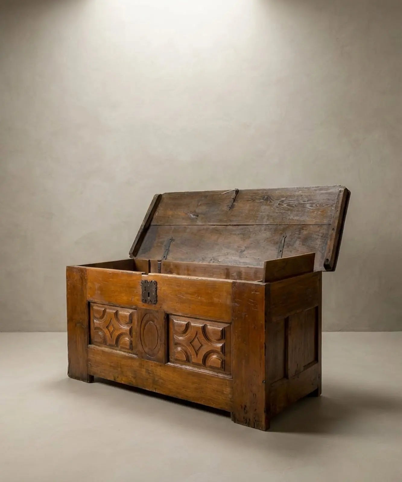 Spanish chest from the 18th century, made of carved wood