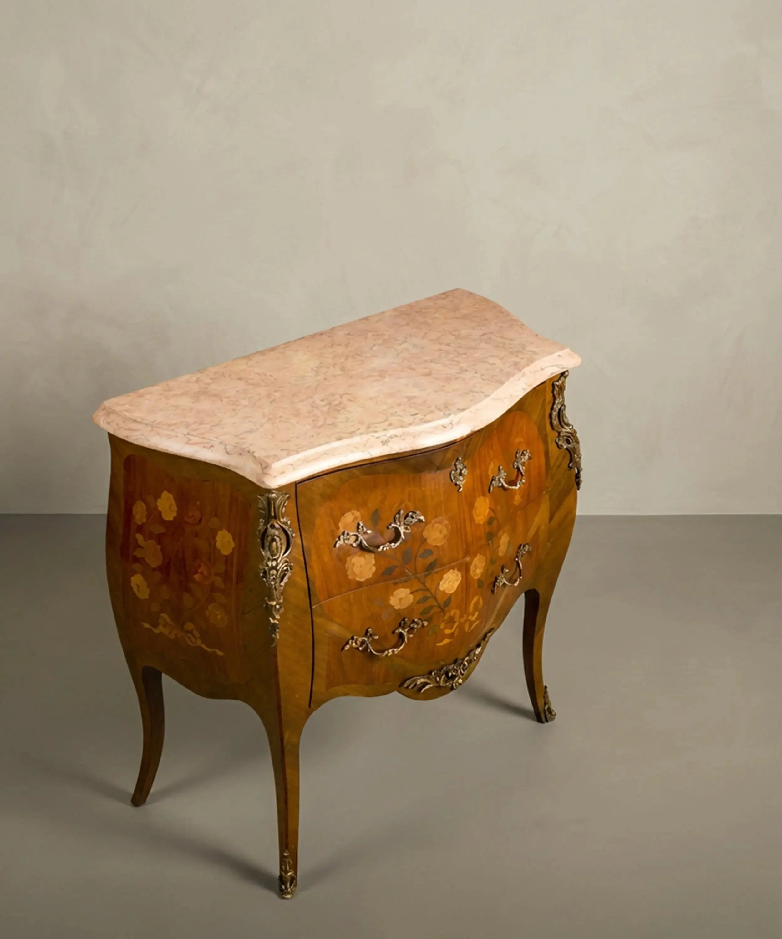 Cómoda bombé antigua de estilo Luis XV con Marquetería Floral y Mármol Rosa Antique arte y decoracion