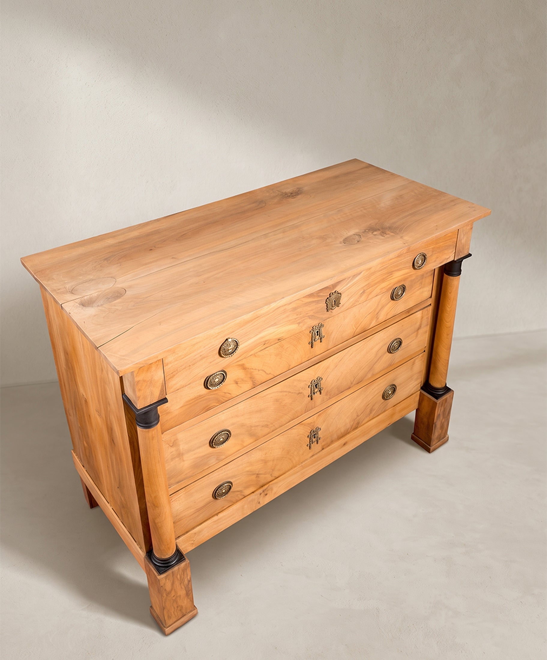 Vista superior cómoda antigua de nogal macizo con veta y nudos naturales — Antique Arte y Decoración