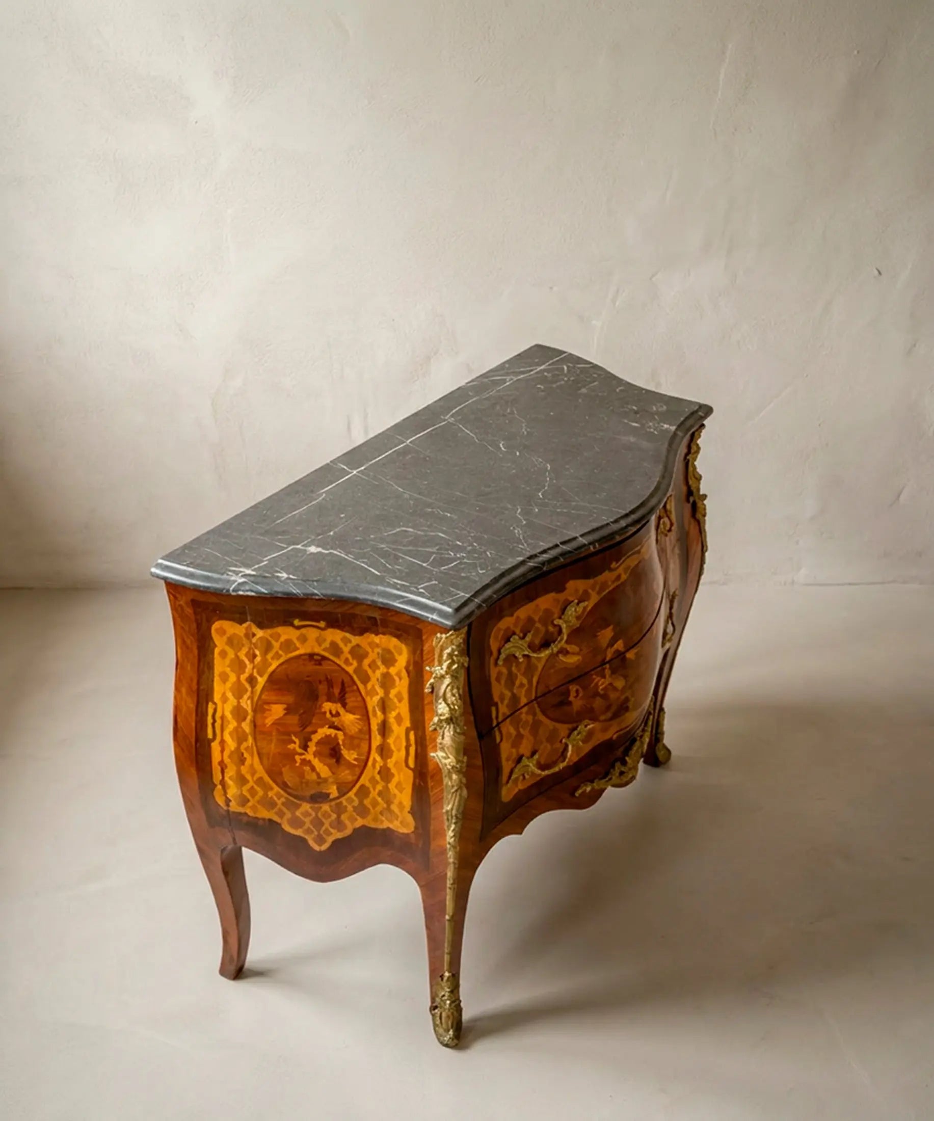 Vista superior tapa de mármol negro veteado en blanco perfilada a la curva — Antique Arte y Decoración