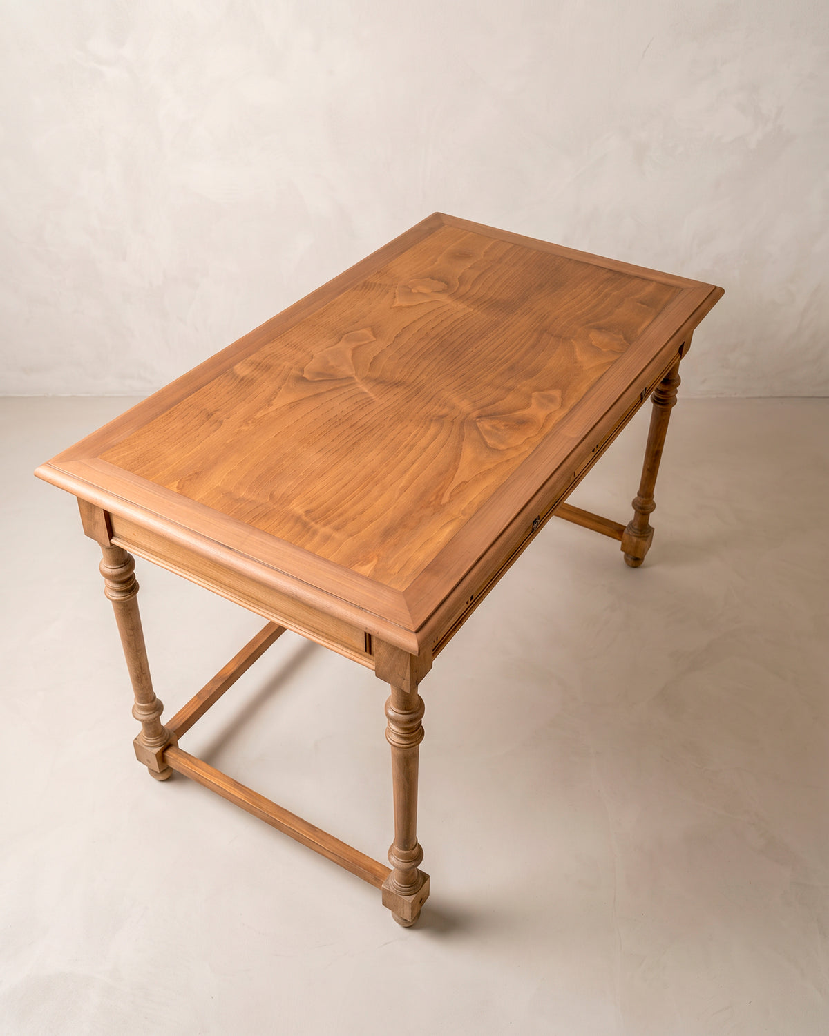 Vista superior tablero de nogal con veta en flama y marco moldurado a inglete — Antique Arte y Decoración