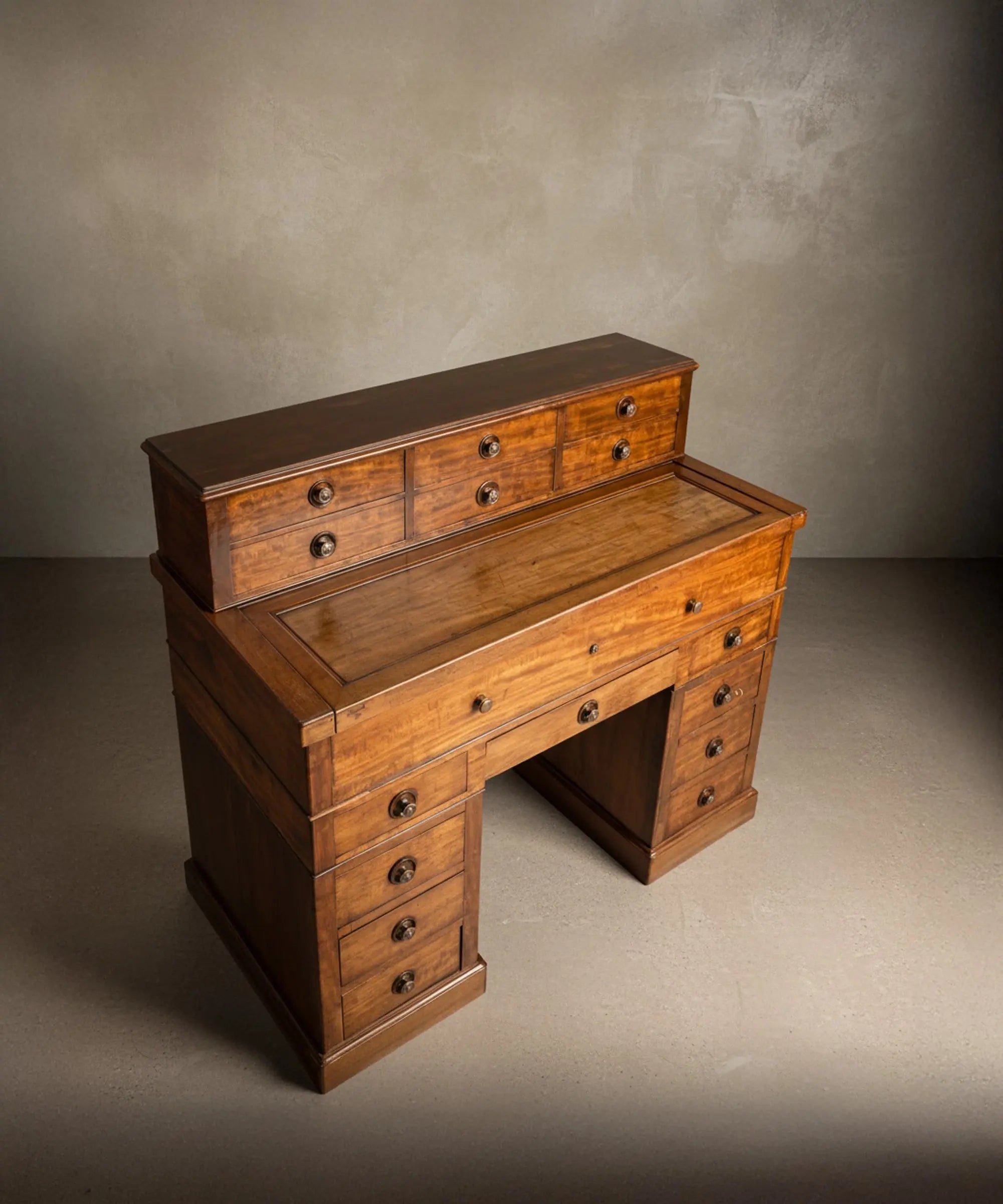 Gran escritorio antiguo de doble pedestal en nogal con gradilla y tapa extensible