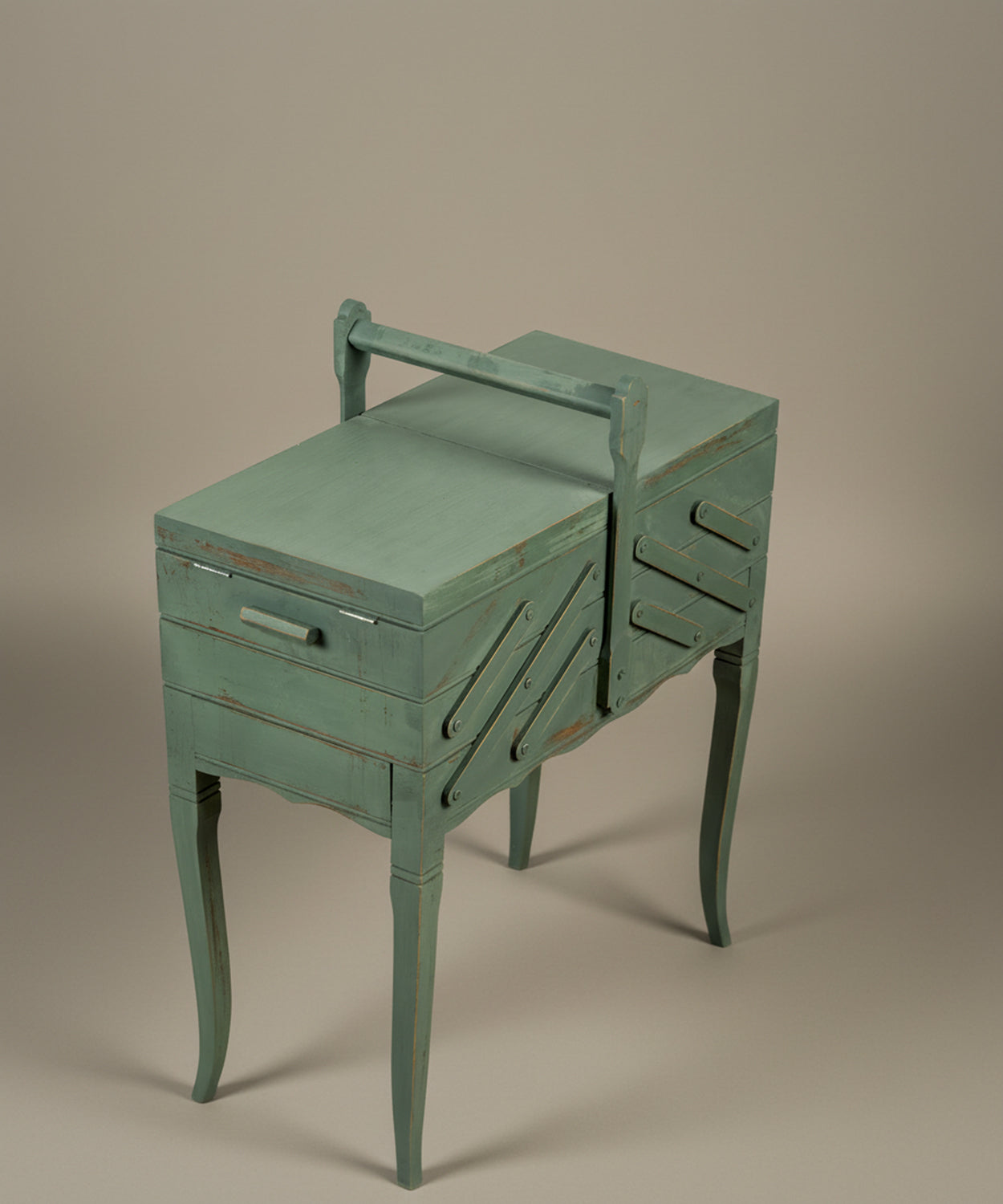 Vista aérea lateral del mueble costurero cerrado destacando la estructura de acordeón