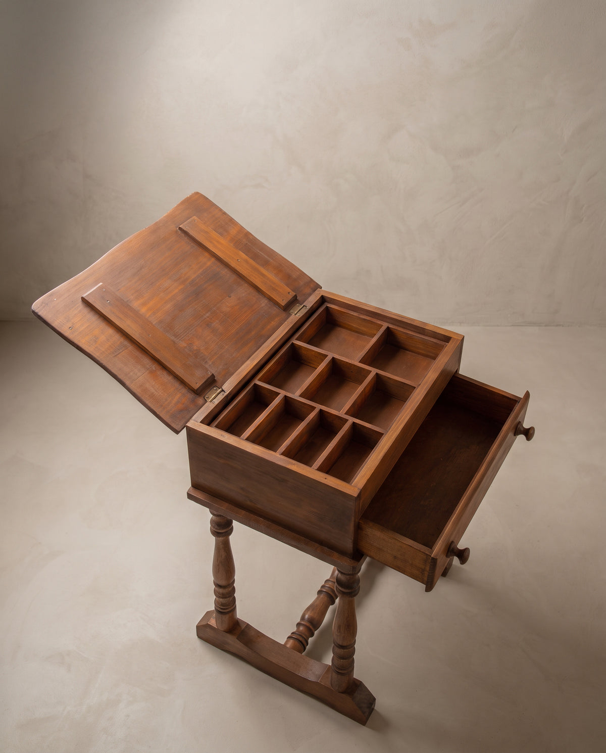 Interior costurero vintage: nueve compartimentos de madera bajo la tapa abatible — Antique Arte y Decoración