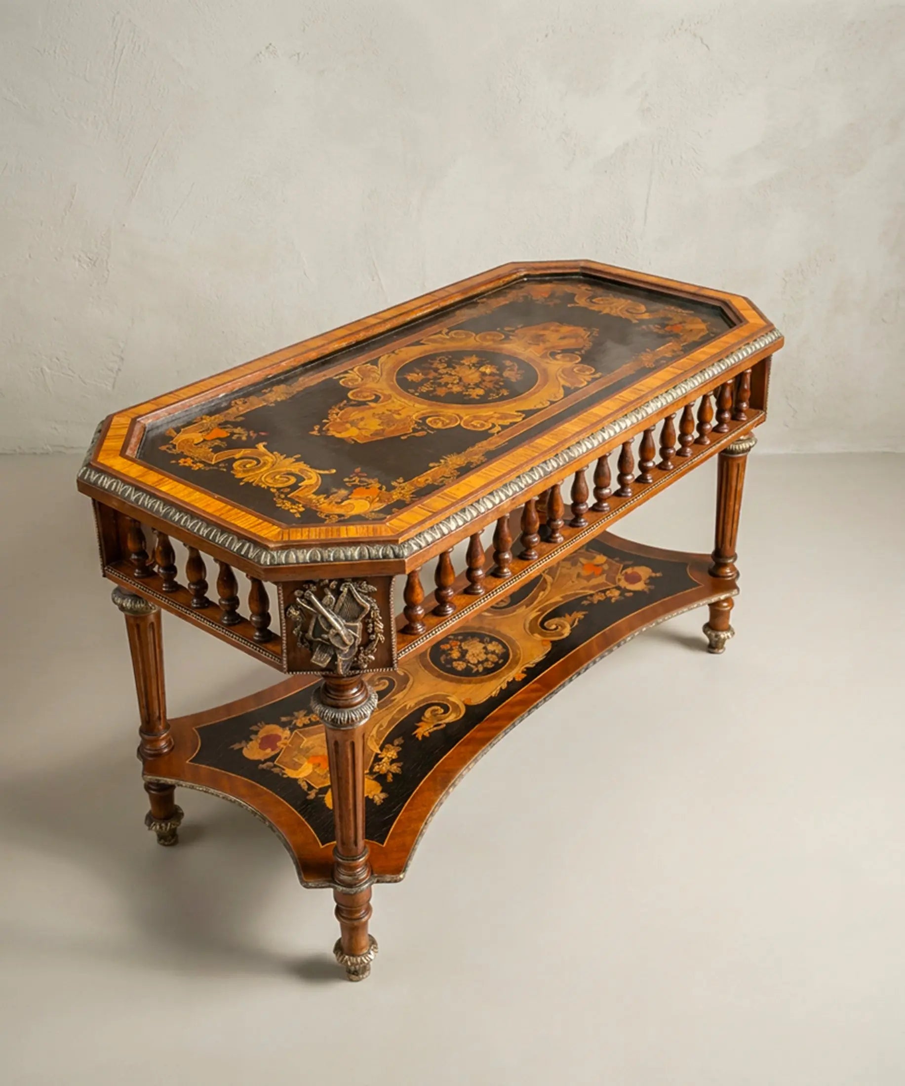 Vista superior mesa de centro con marquetería floral bajo cristal y orla de volutas — Antique Arte y Decoración