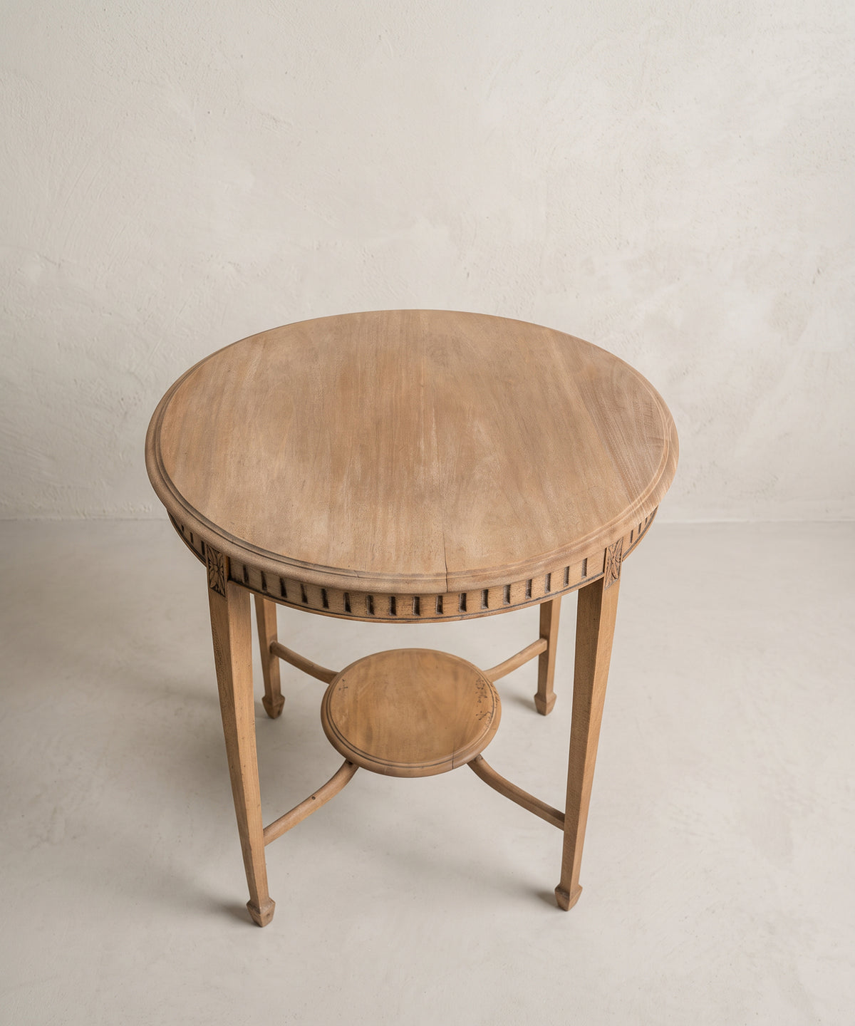 Vista superior mesa velador de nogal lavado con tapa redonda moldurada y bandeja inferior — Antique Arte y Decoración