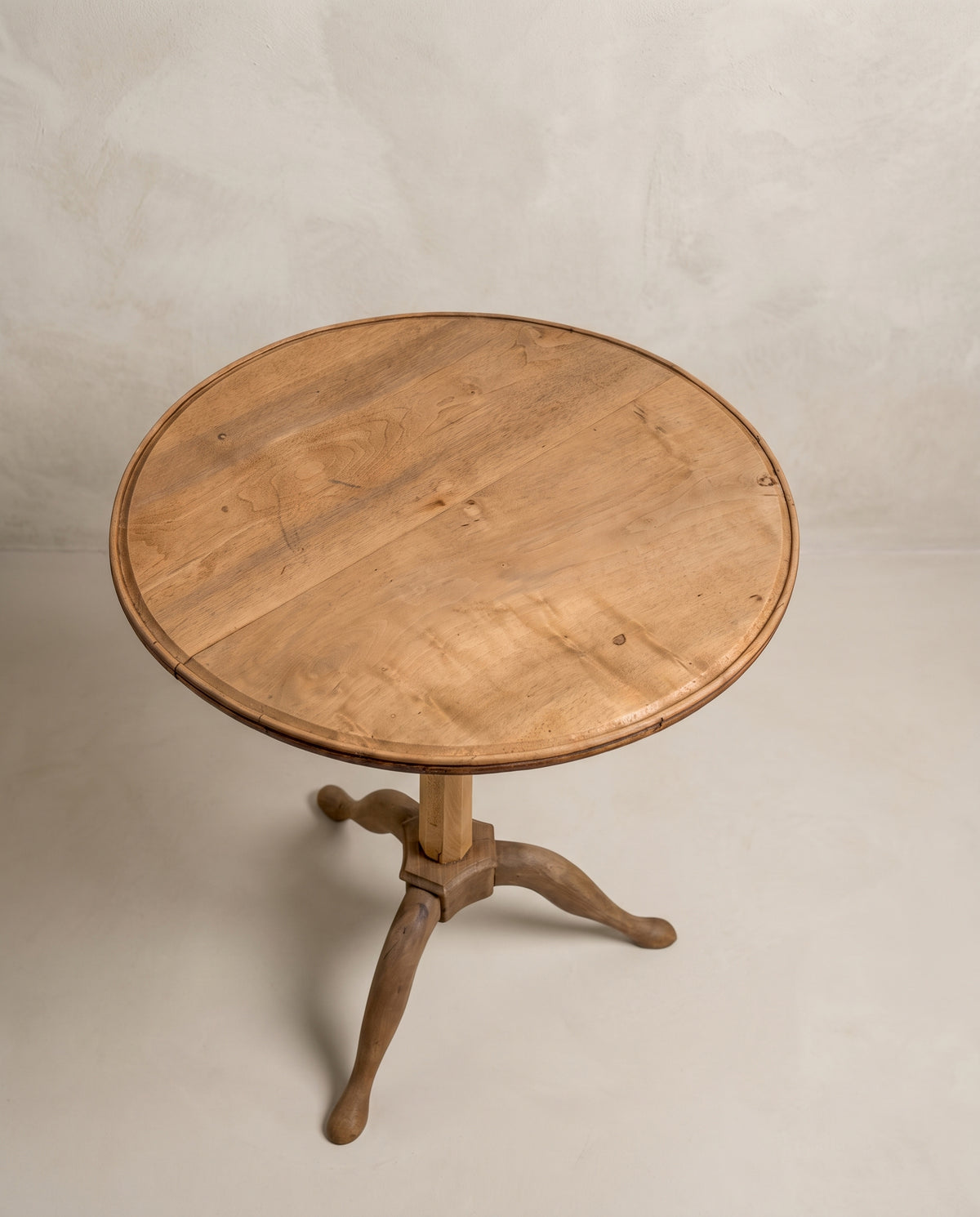 Vista superior mesa velador de nogal con tapa en dos tablas rebajada — Antique Arte y Decoración