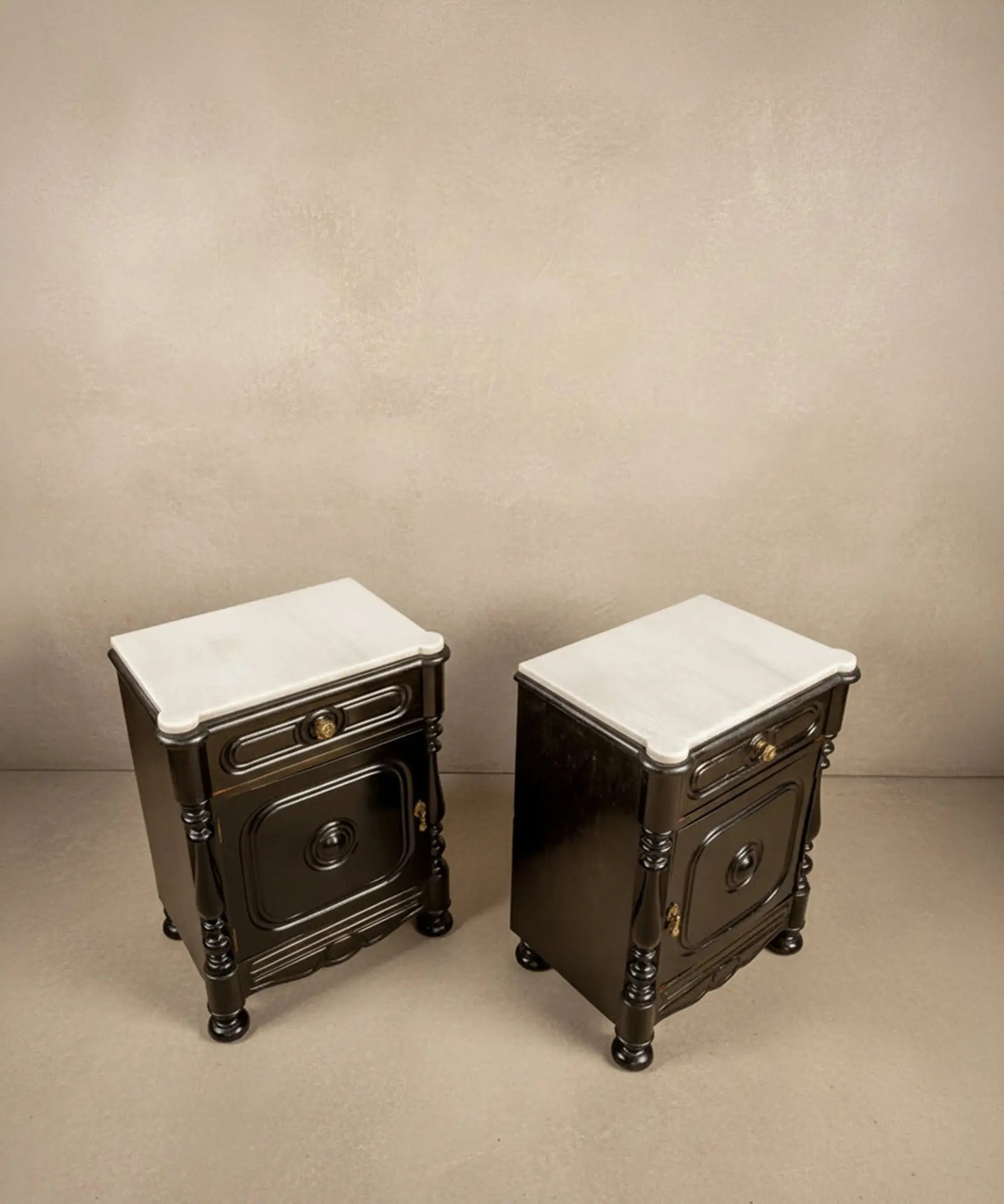 Mesitas de noche situadas junto a una cama con ropa de lino, mostrando su escala y potencial decorativo en un dormitorio real.