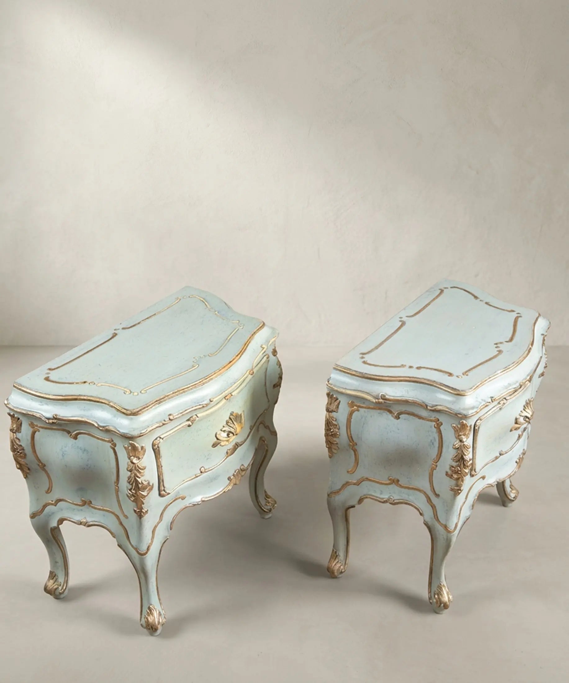 Pareja de mesitas venecianas vista superior mostrando tableros con cartela dorada — Antique Arte y Decoración