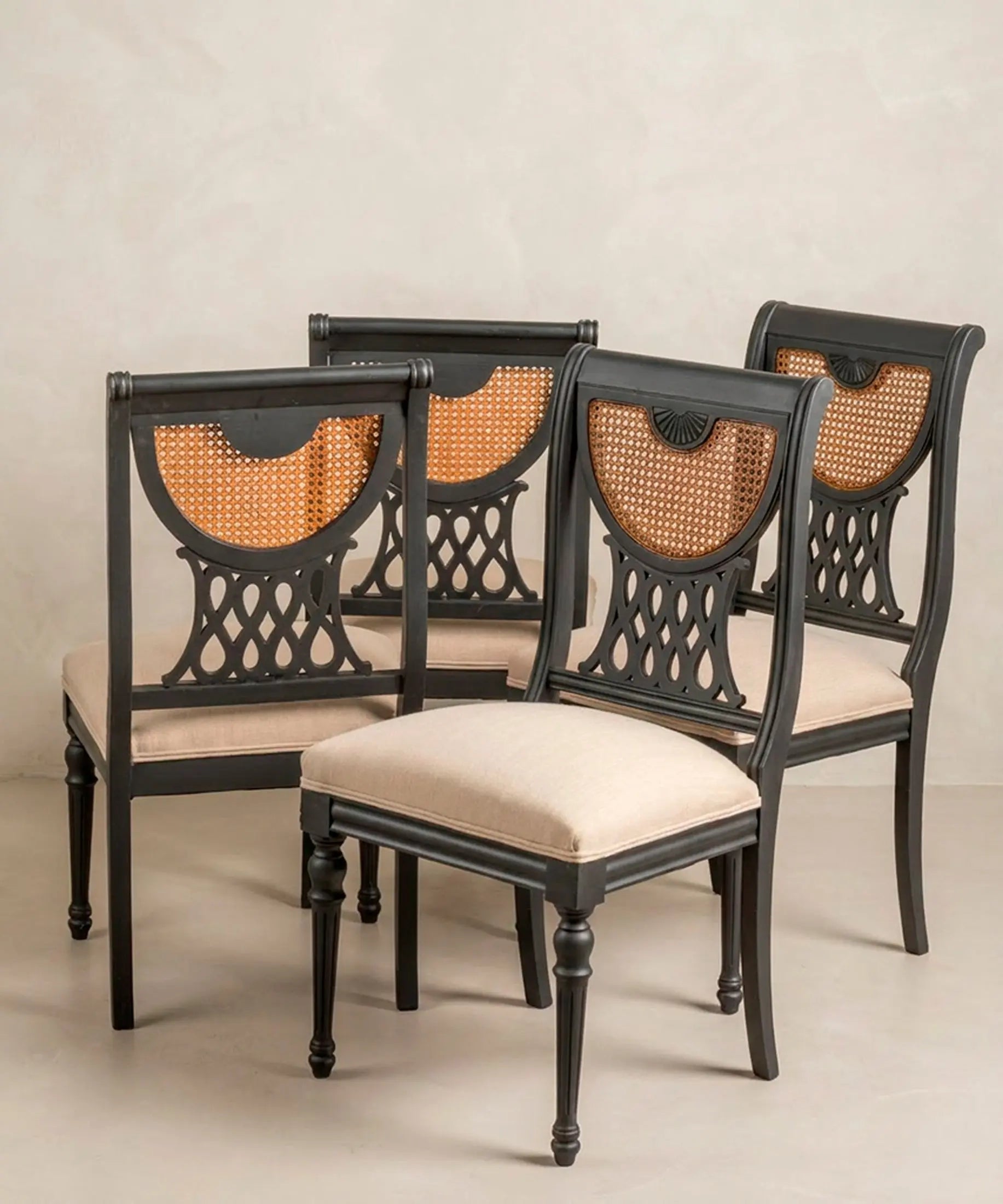 Conjunto de sillas Regencia inglesa negras vista trasera con rejilla de caña — Antique Arte y Decoración