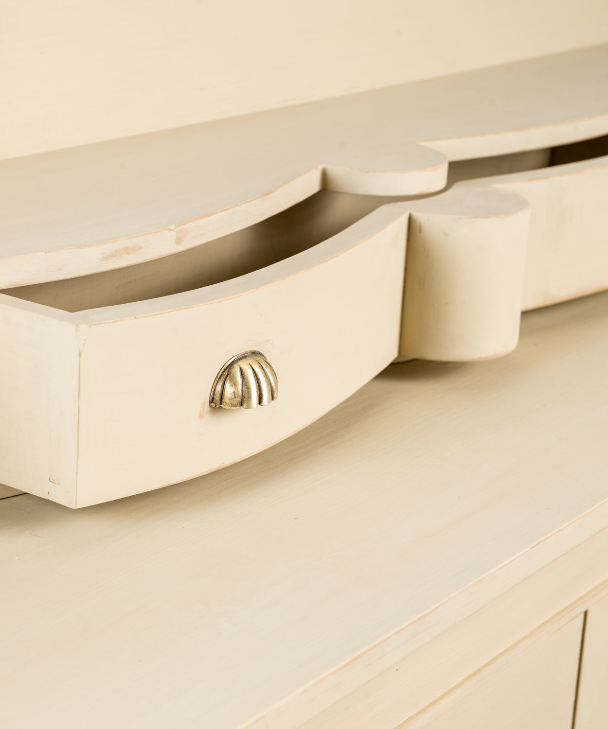 detalle Vista lateral del mueble Shabby Chic mostrando la profundidad y el acabado de la pátina en madera.