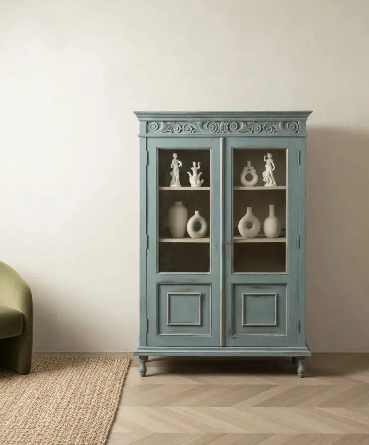 Vitrina azul empolvado en salón de diseño con suelo de espiga y decoración contemporánea.