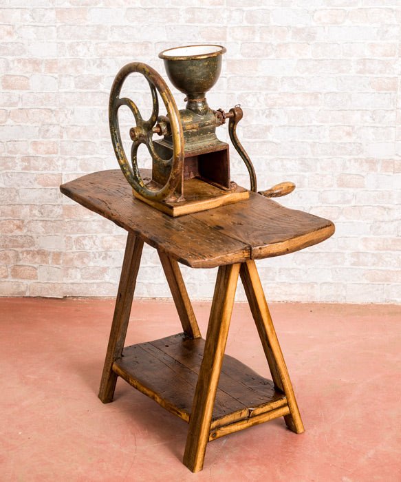 Mesa rústica antigua con molinillo - Antique arte y decoracion