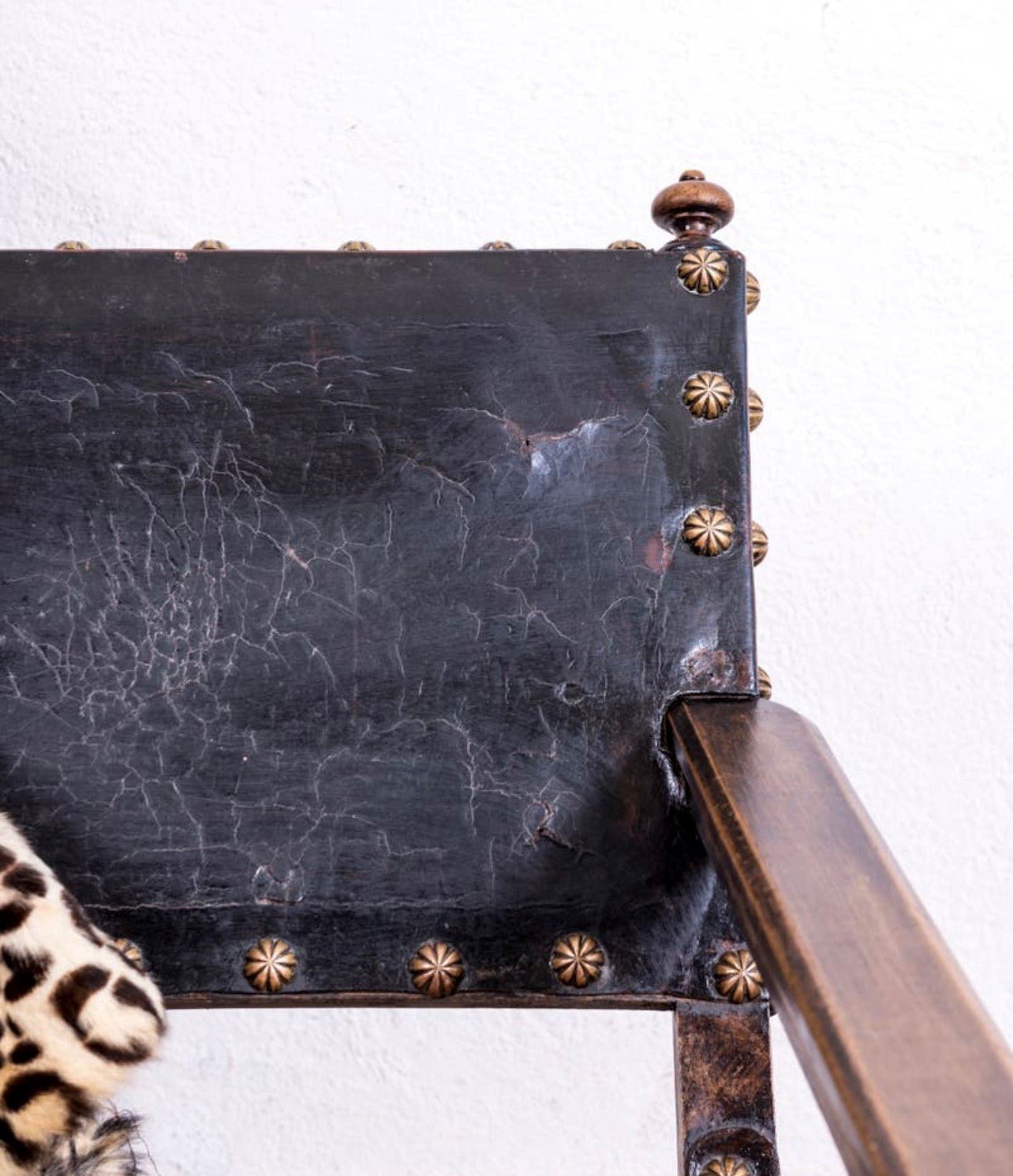 Sillón antiguo de madera y cuero - Antique arte y decoracion