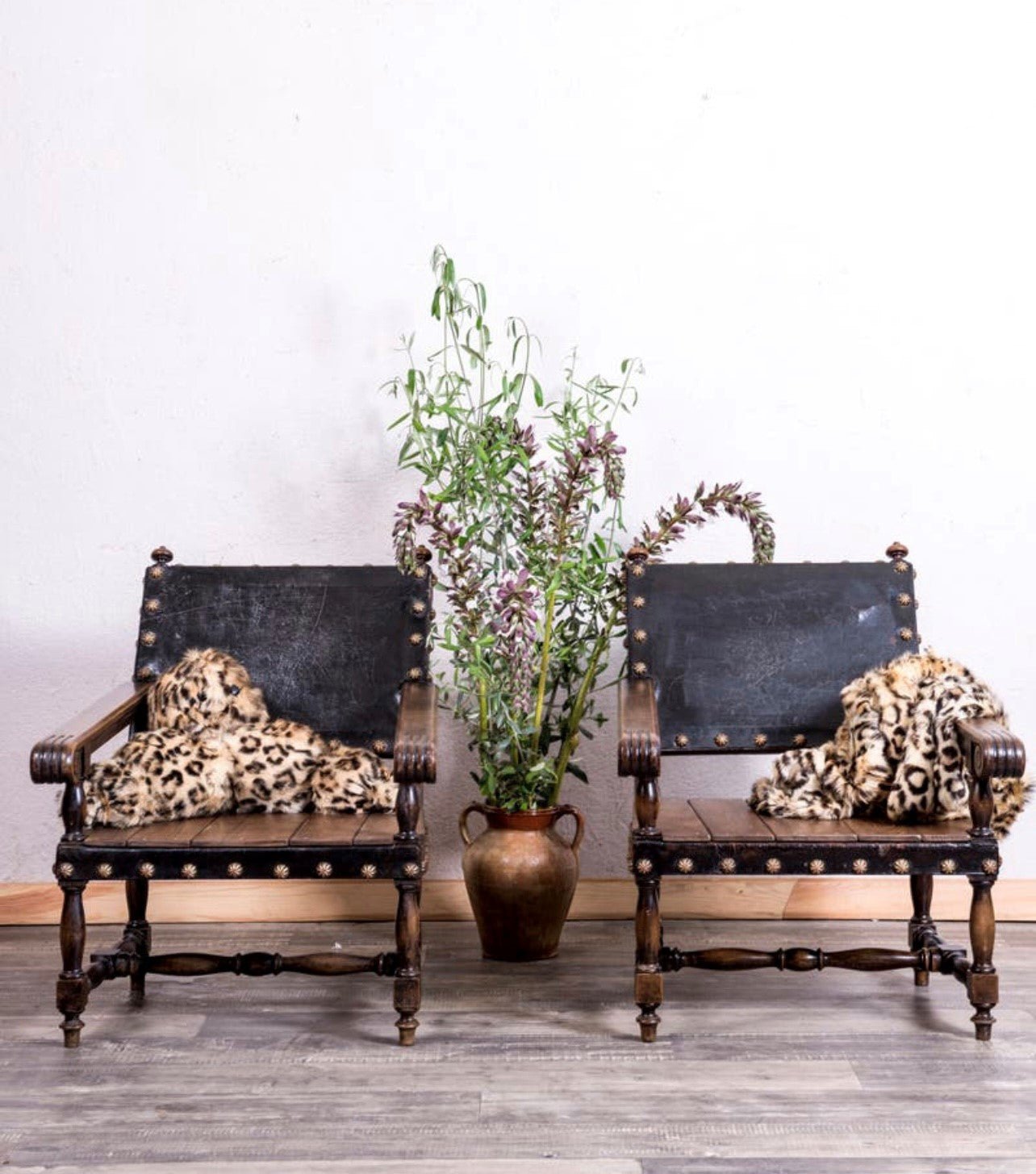 Sillón antiguo de madera y cuero - Antique arte y decoracion