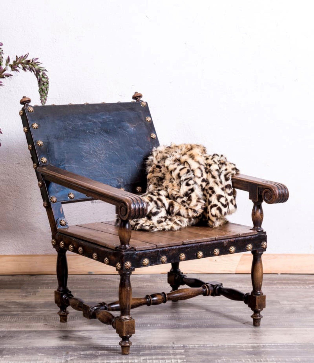 Sillón antiguo de madera y cuero - Antique arte y decoracion
