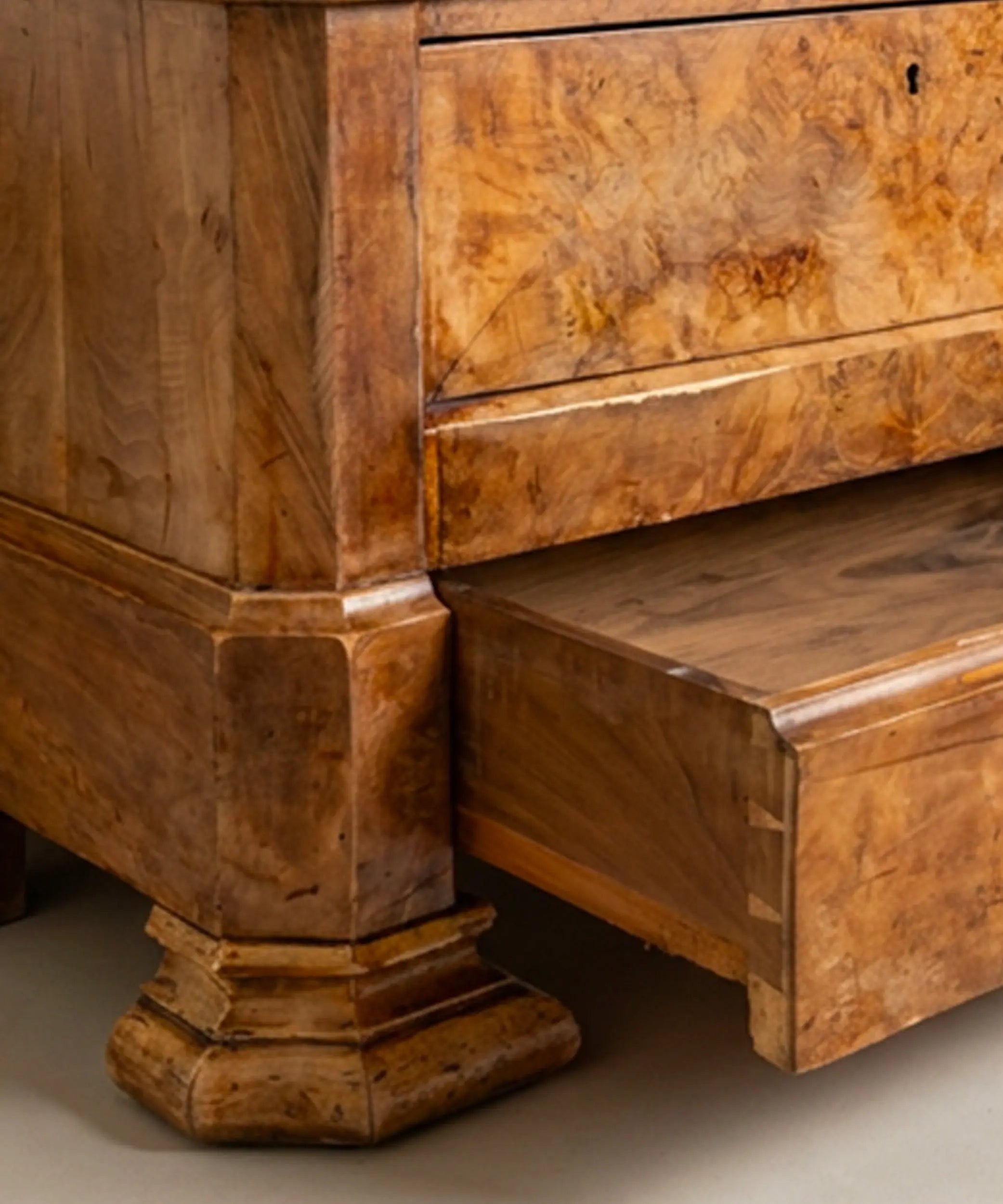 ¿Cómo saber si un mueble es realmente antiguo? Las 7 señales que miramos en el taller