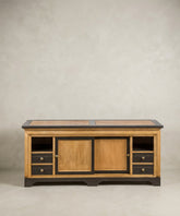 Vista frontal de mueble aparador modelo Lumière en madera tono miel y marco negro carbón.