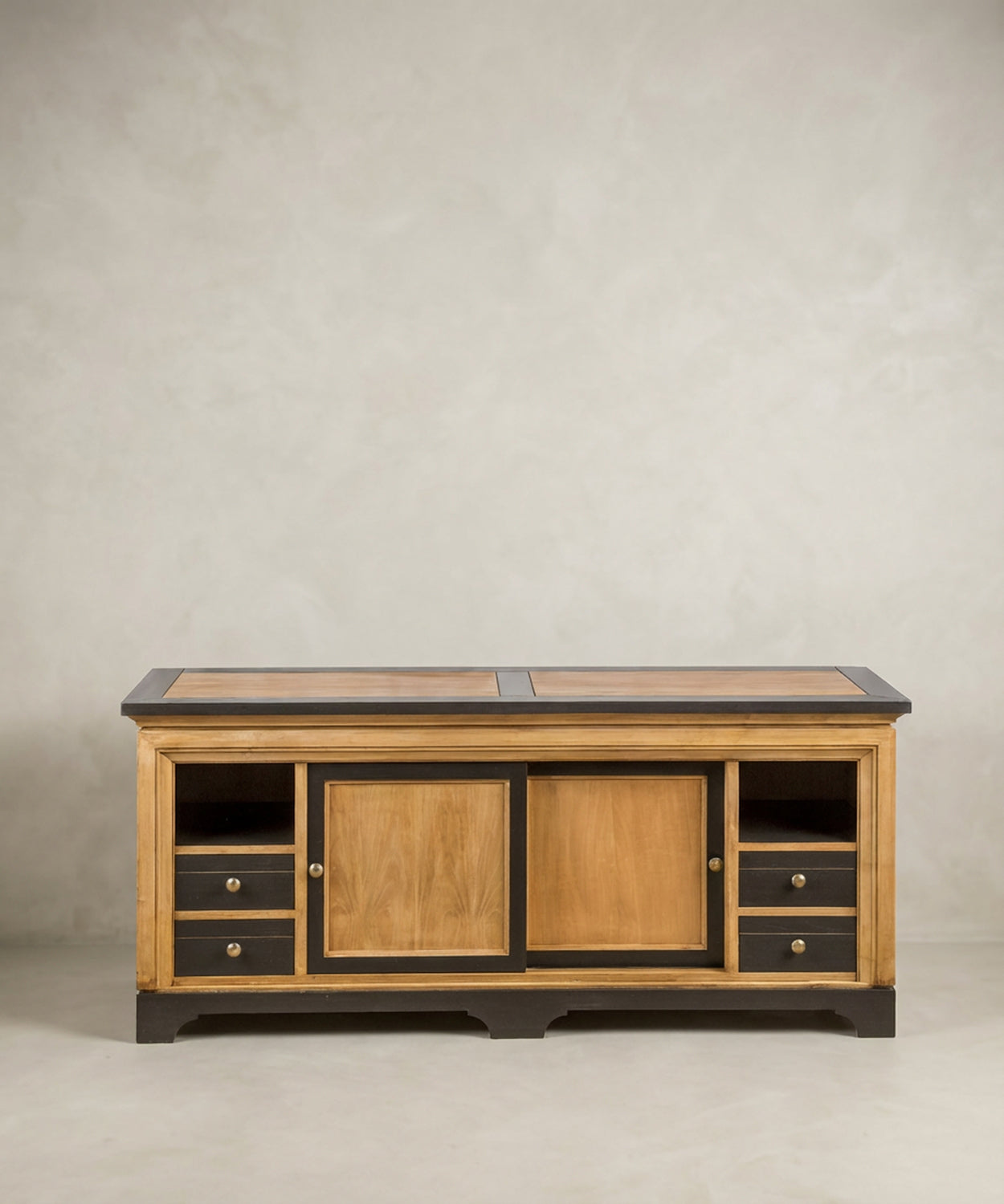 Vista frontal de mueble aparador modelo Lumière en madera tono miel y marco negro carbón.