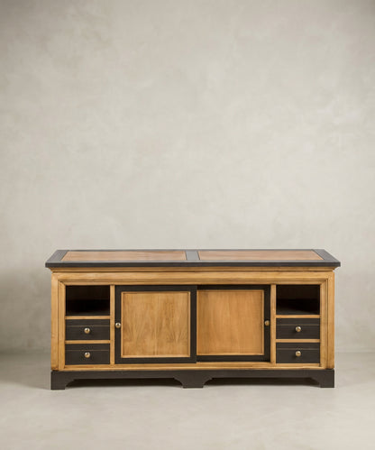 Vista frontal de mueble aparador modelo Lumière en madera tono miel y marco negro carbón.