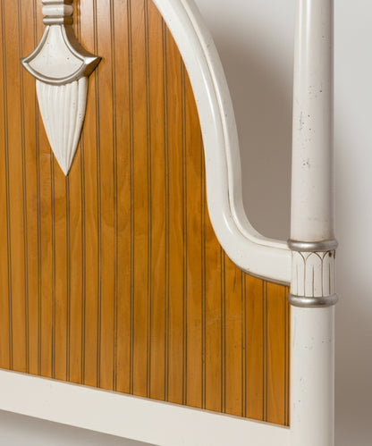 Cama con cuatro columnas