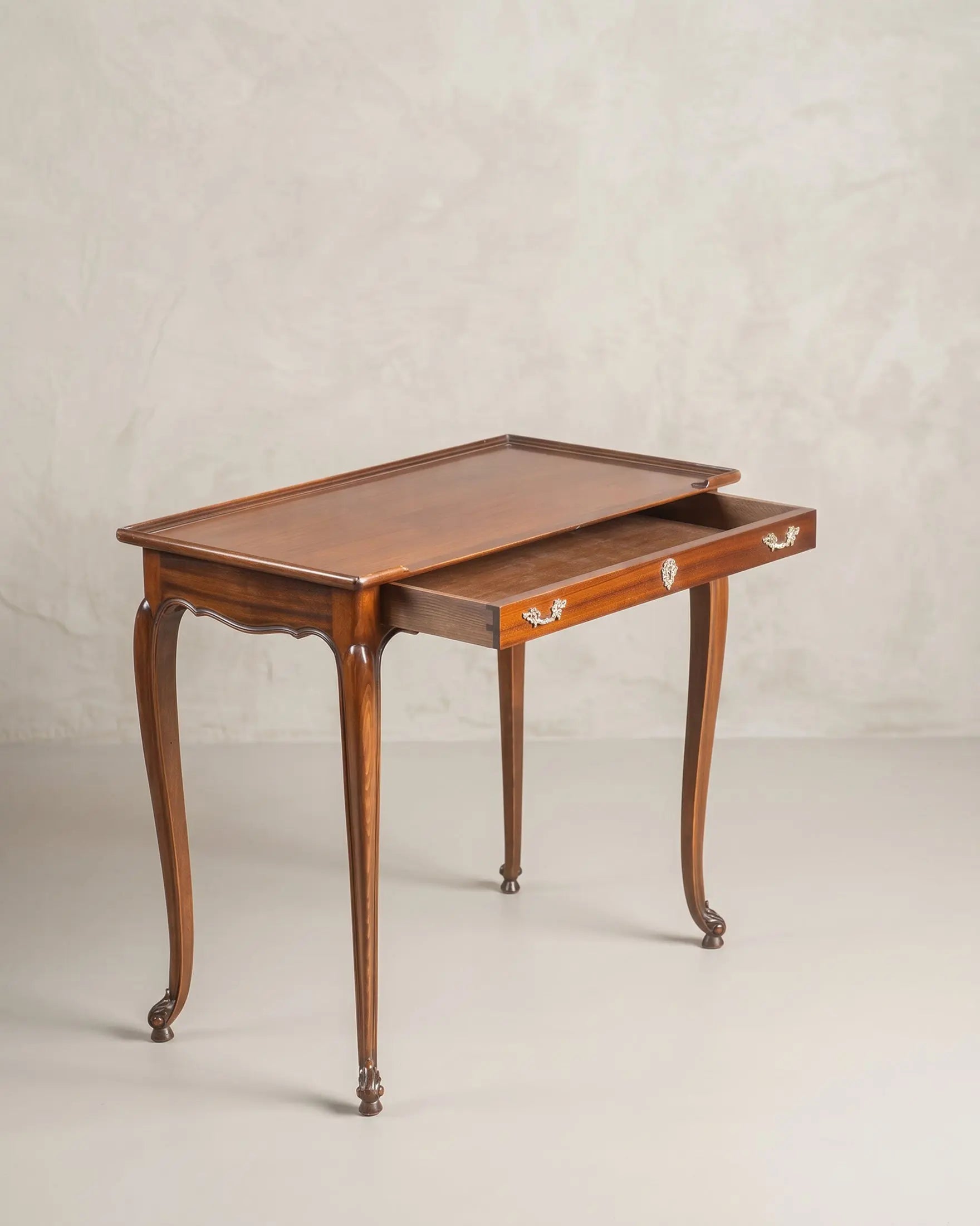 Interior del cajón de mesa auxiliar Luis XV con herrajes de latón — Antique Arte y Decoración