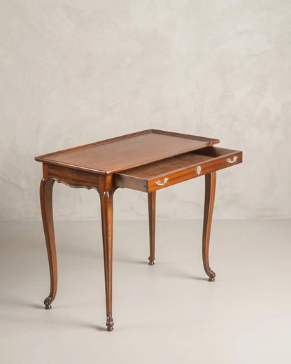 Interior del cajón de mesa auxiliar Luis XV con herrajes de latón — Antique Arte y Decoración
