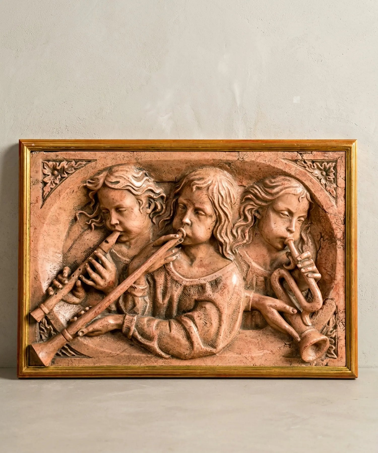 Pareja de cuadros en altorrelieve de querubines músicos en marmolina (Estilo Renacentista)