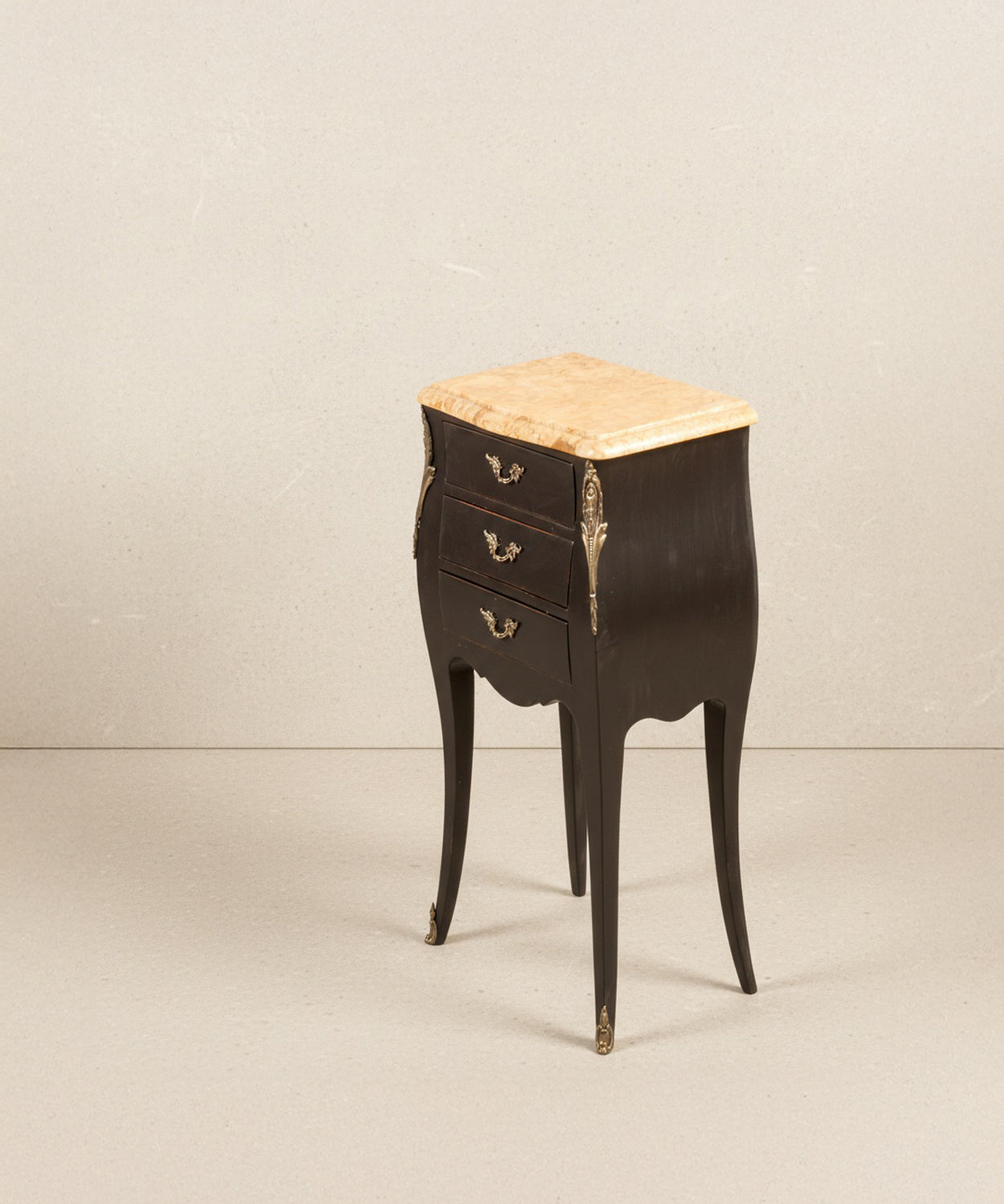 Pareja de mesillas francesas estilo Luis XV en negro mate