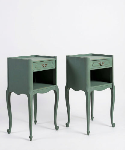 Pareja de mesitas de noche estilo francés pintadas en verde salvia vista perspectiva