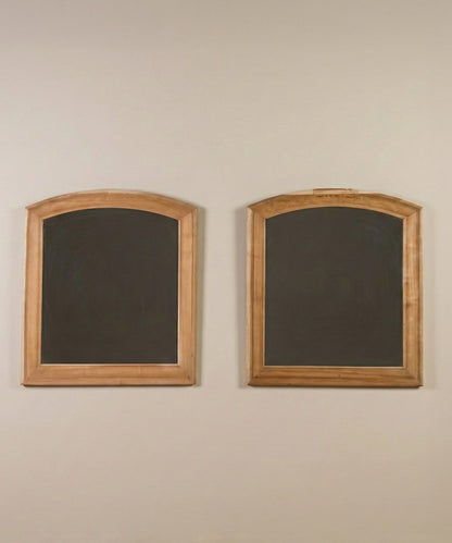 Pareja de espejos de pared con marco de madera natural y forma arqueada vistos de frente