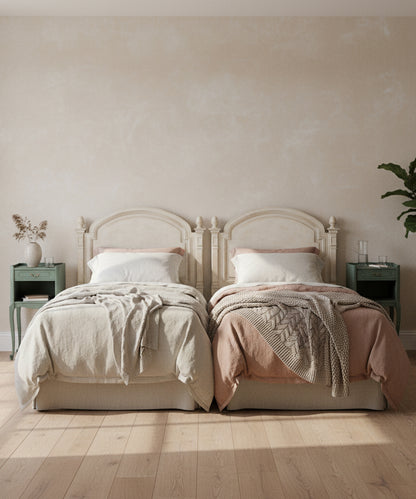 Dormitorio decorado con dos camas y las mesitas verdes estilo provenzal
