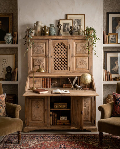 Buró escritorio antiguo siglo XVIII abierto en salón clásico decorado — Antique Arte y Decoración
