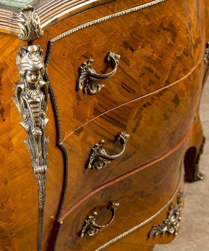 detalle de bronces de comoda bombe luis xv