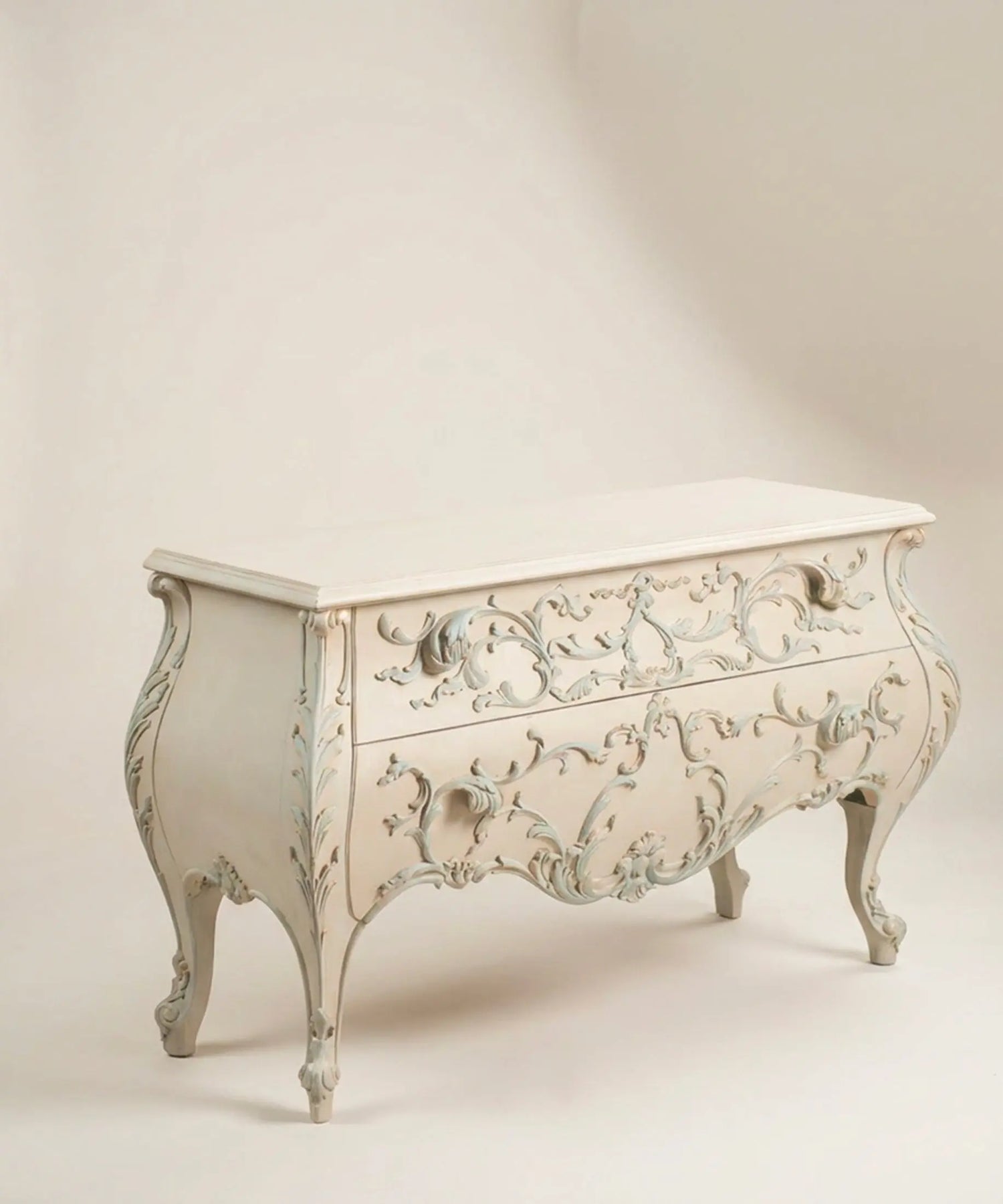 Cómoda bombé tallada estilo Luis XV vista lateral con patas cabriolé en decapé — Antique Arte y Decoración